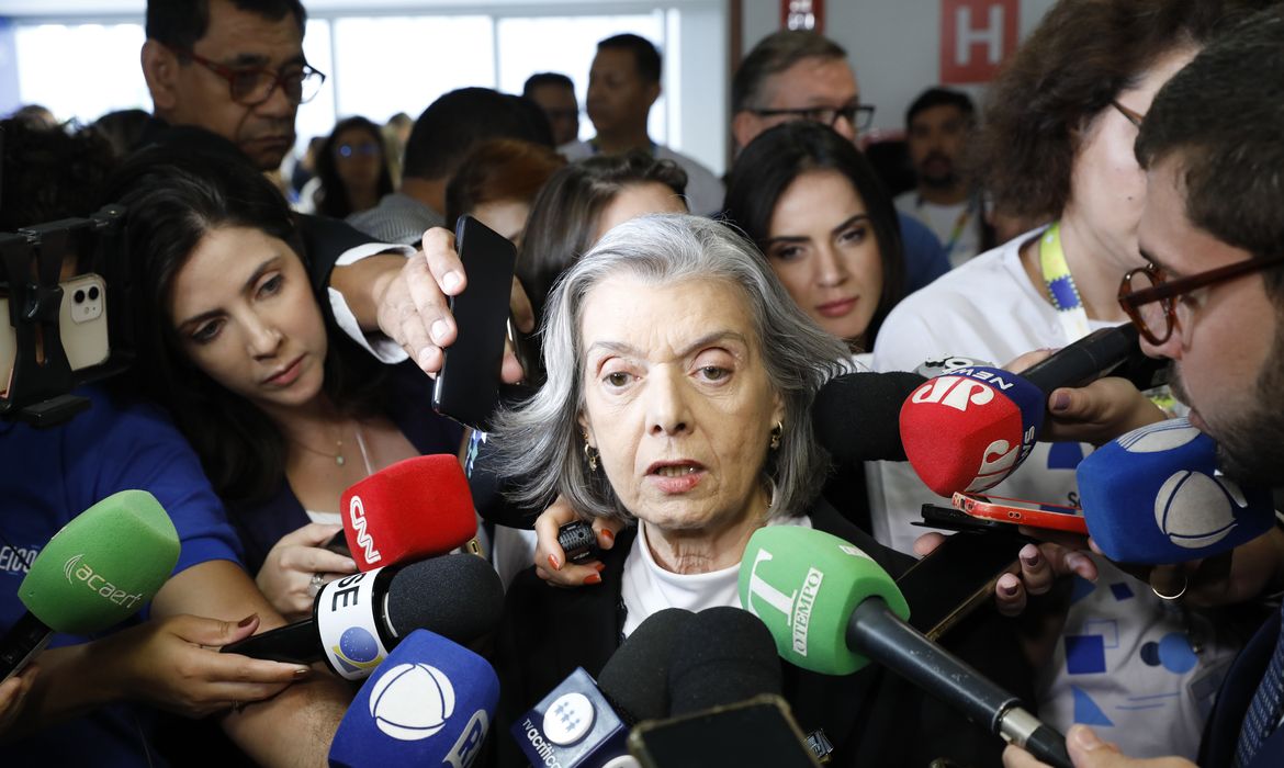 Brasília (DF), 06/10/2024 - Presidente do TSE Carmén Lúcia fala com jornalistas sobre apuração de votos das Eleições 2024 durante visita ao Centro de Divulgação das Eleições (CDE). Foto: Alejandro Zambrana/Secom/TSE
