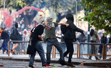 05/10/2024 Roma, Itália. Manifestantes jogam objetos durante confrontos com oficiais da Polícia e da Guardia di Finanza, em um protesto para expressar apoio aos palestinos em Gaza, antes do aniversário do ataque de 7 de outubro, em meio ao conflito Israel-Hamas, em Roma, Itália, 5 de outubro de 2024 REUTERS/Yara Nardi.