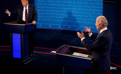 Donald Trump e Joe Biden durante debate em Cleveland