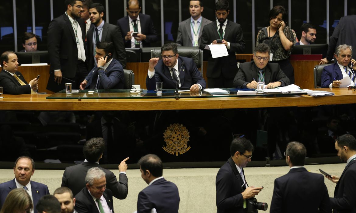 Brasília - Plenário da Câmara durante votação de destaques à PEC 282/16, que proíbe as coligações partidárias nas eleições proporcionais e estabelece cláusula de desempenho para os partidos (Fabio Rodrigues Pozzebom/Agência Brasil)
