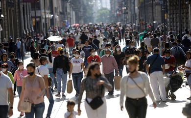 Pessoas perto da Praça Zocalo em meio à pandemia de Covid-19 na Cidade do México