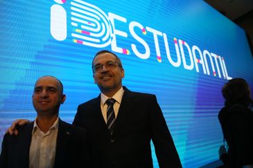O diretor de Tecnologia e Informação do MEC, Daniel  Rogério e o ministro da Educação, Abraham Weintraub, durante o lançamento do aplicativo da ID Estudantil