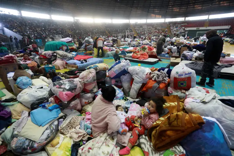 People affected by an extratropical cyclone rest in a gymnasium used as a shelter for flood victims in Sao Leopoldo, Rio Grande do Sul state, Brazil, June 18, 2023. REUTERS/Diego Vara