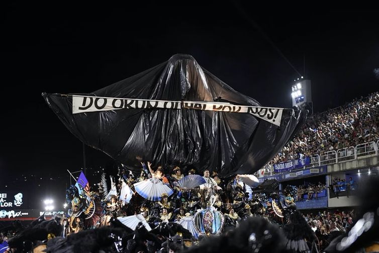 Rio de Janeiro (RJ) 03/03/2025 - Pouco mais de 30 anos desde que o “Cristo Mendigo” desfilou pela primeira vez na escola Beija-Flor, a escultura retornou ao Sambódromo da Marquês de Sapucaí em uma cena marcante da apresentação da escola de samba de Nilópolis (RJ). Foto: Alex Ferro/Riotur