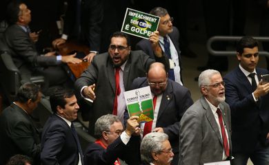 Brasília - Deputados pró e anti-impeachment se manifestan no plenário da Câmara durante sessão para discutir o processo de afastamento da presidenta Dilma  (Valter Campanato/Agência Brasil)