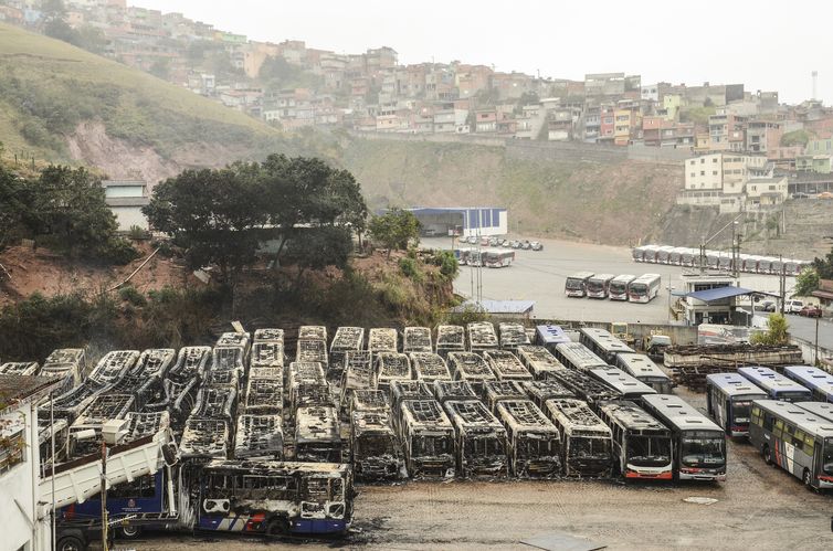 Mauá (SP) - Incêndio deixa mais de 60 ônibus queimados em garagem na cidade de Mauá, grande São Paulo (Rovena Rosa/Agência Brasil)