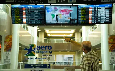 Rio de Janeiro - Os sindicatos dos aeroviários e dos aeronautas paralisaram as atividades das 6h às 8h em diversos aeroportos do país. No saguão do aeroporto Santos Dumont o movimento já está normalizado, mas alguns voos permanecem