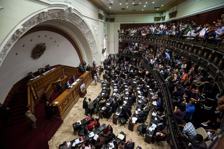 epa05090732 A general view of the National Assembly session in Caracas, Venezuela, 06 January 2016. After their emphatic victory in the 06 December parliamentary elections in Venezuela, the opponents of the socialist government took power on 05 January in the National Assembly. In a turbulent inaugural session, the deputies took their oaths, leaving President Nicolas Maduro's socialists out of the majority in the parliament for the first time in 16 years.  EPA/MIGUEL GUTIERREZ