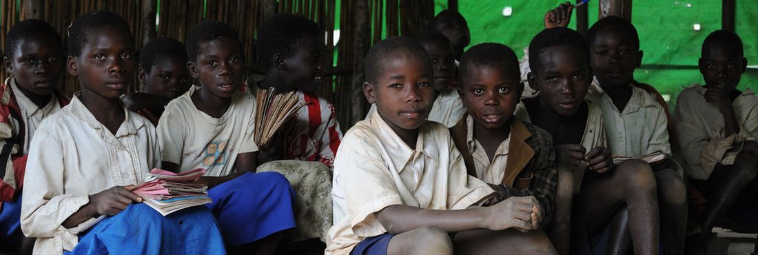 Escola improvisada em Kpandroma, na República Democrática do Congo