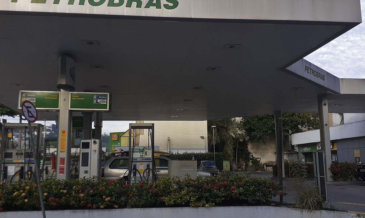 Postos de gasolina no Rio de Janeiro exibem o preço do combustível