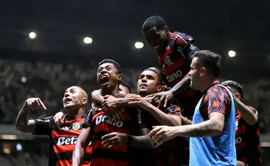 Soccer Football - Brasileiro Championship - Atletico Mineiro v Flamengo - Arena MRV, Belo Horizonte, Brazil - November 25, 2025 Flamengo's Bruno Henrique celebrates scoring their first goal with teammates REUTERS/Tiago Trindade