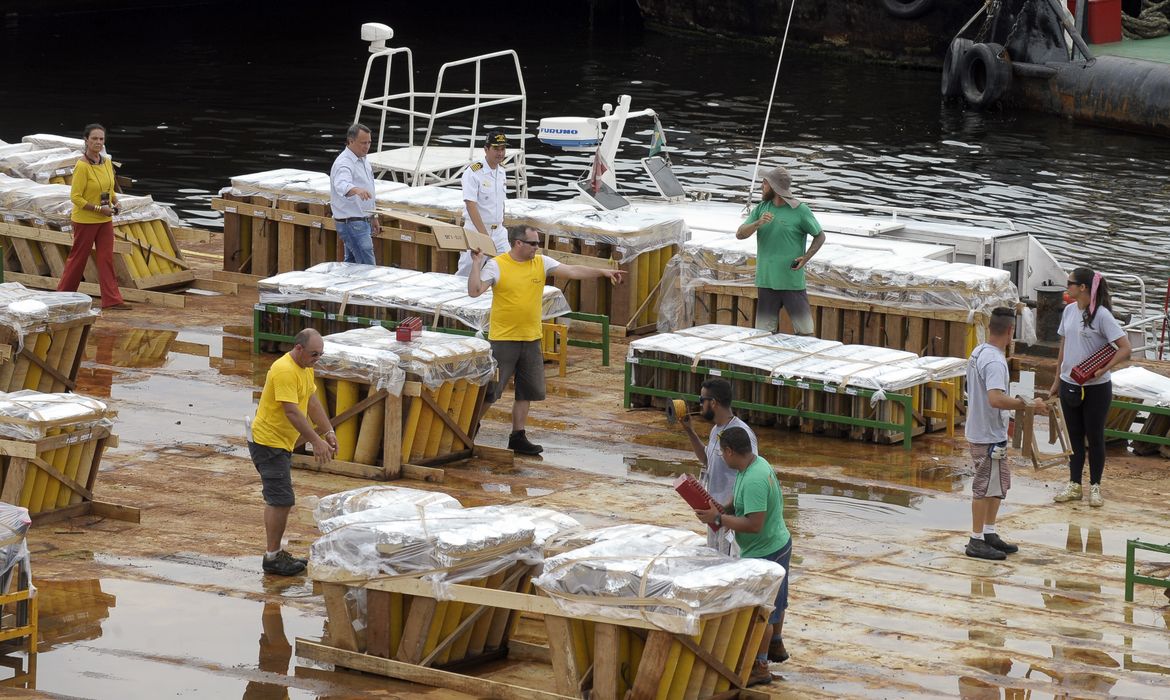 Rio de Janeiro - Representantes da Capitania dos Portos, do Corpo de Bombeiros e da DFAE vistoriam as balsas que levarão os fogos de artifício da festa de Réveillon de Copacabana (Tânia Rêgo/Agência Brasil)
