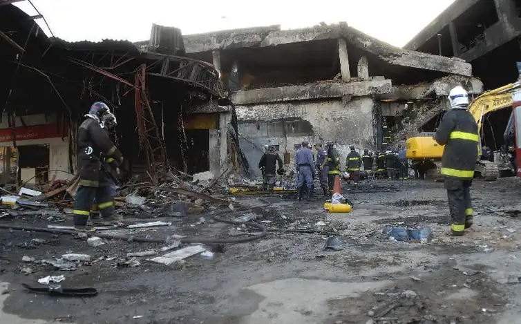 Bombeiros trabalham nas ruínas do prédio da TAM atingido pelo vôo 3054 à procura de mais vítimas do acidente