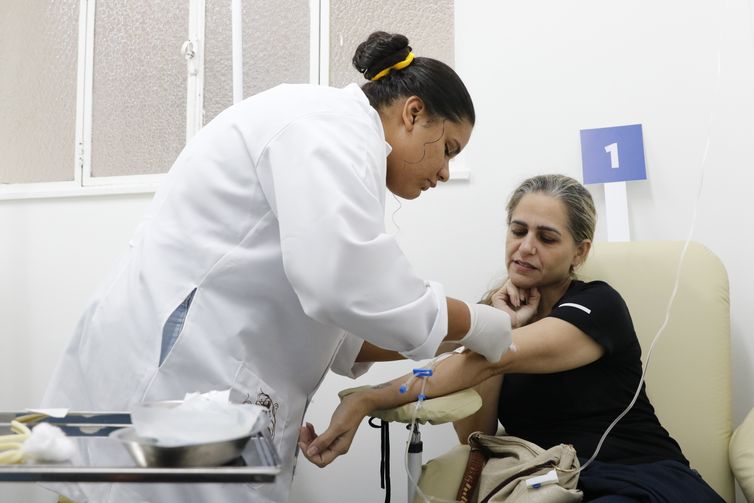 Rio de Janeiro (RJ) 27/02/2024 – Daniela Dantas recebe soro em atendimento médico para dengue na Policlínica Hélio Pellegrino. Foto: Fernando Frazão/Agência Brasil