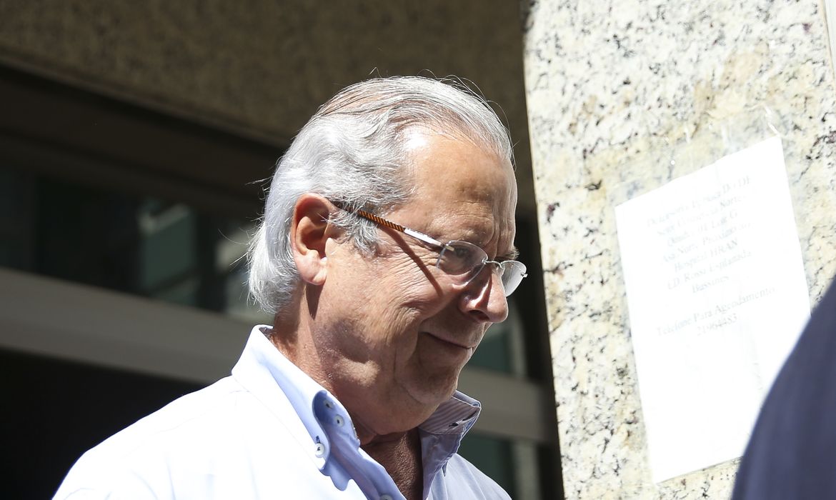 O ex-ministro José Dirceu deixa o Fórum Professor Júlio Fabbrini Mirabete, do Tribunal de Justiça do DF. 