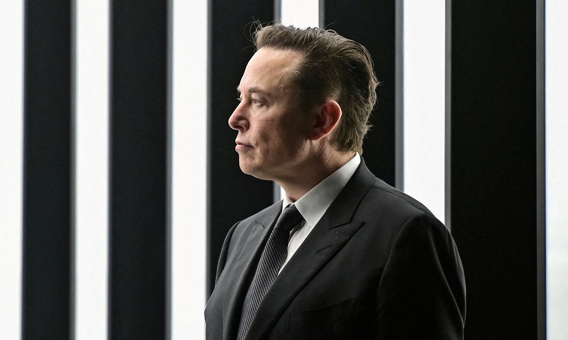 O bilionário Elon Musk participa de testes da SpaceX