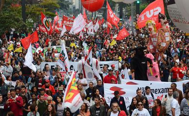 São Paulo - Manifestação das centrais sindicais CUT, Força, UGT, CTB, CSB, CGTB, NCST e CSP-Conlutas e Intersindical, contra a retirada de direitos trabalhistas na Avenida Paulista (Rovena Rosa/Agência Brasil )