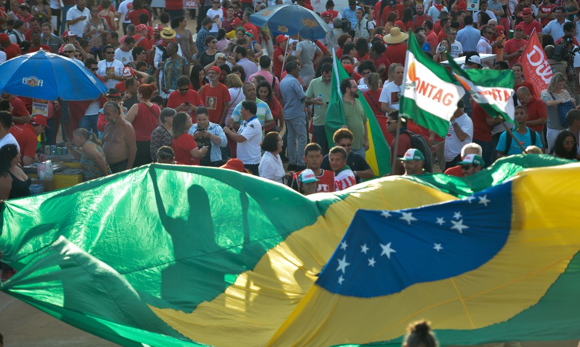 Brasília - Manifestantes fazem ato contra processo de impeachment e defesa do governo, na Esplanada dos Ministérios  (Fabio Rodrigues Pozzebom/Agência Brasil)