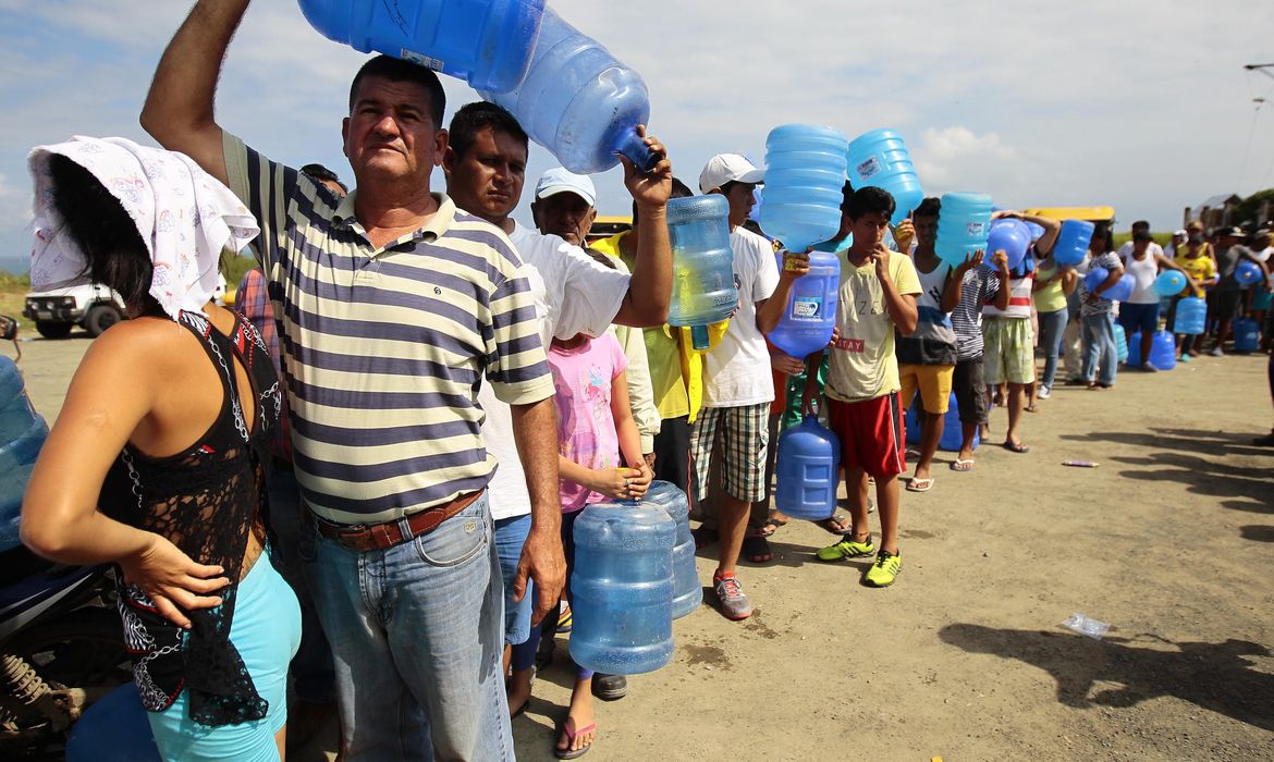 Em Pedernales, equatorianos fazem fila para pegar água. A Cruz Vermelha espanhola estima que entre 3 mil e 5 mil pessoas estão desalojadas na região 