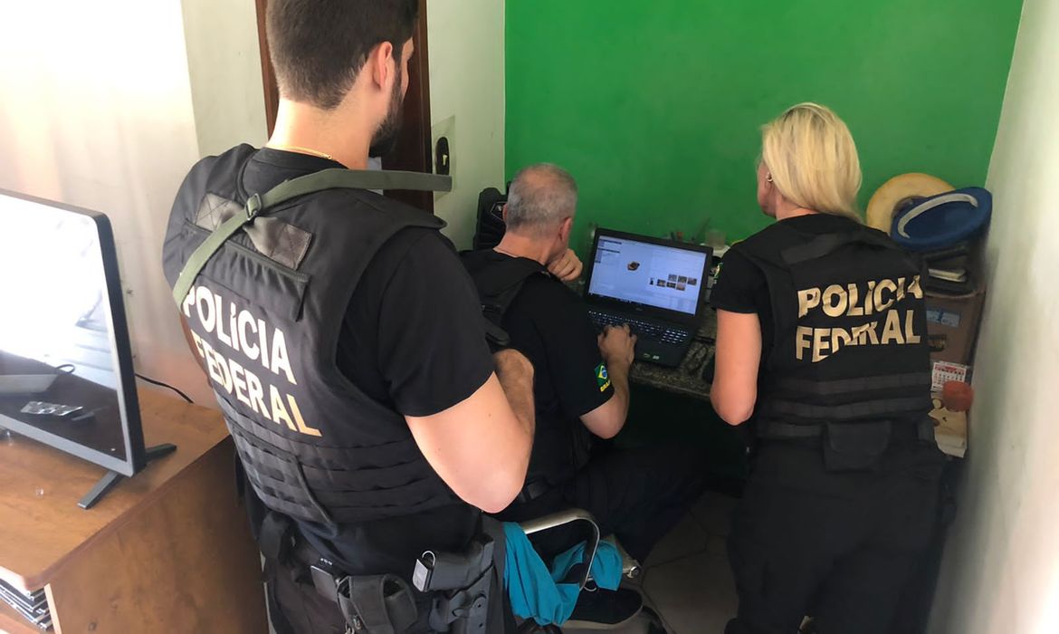 Policiais federais prenderam em flagrante suspeito de divulgar pornografia infantil pela internet, no Rio 