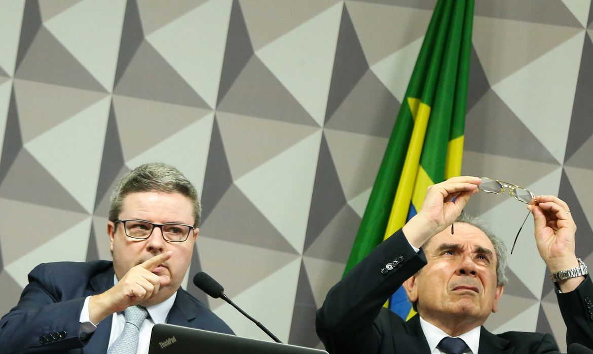 Brasília - Relator Antônio Anastasia e o presidente da Comissão Processante do Impeachment, senador Raimundo Lira, durante discussão do processo de afastamento de Dilma Rousseff (Marcelo Camargo/Agência Brasil)