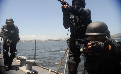 Marinha realiza simulação de operação de patrulha e inspeção naval