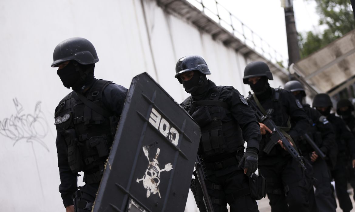 Manaus - Policiais da tropa de choque entram na Cadeia Pública Raimundo Vidal Pessoa  (Marcelo Camargo/Agência Brasil)
