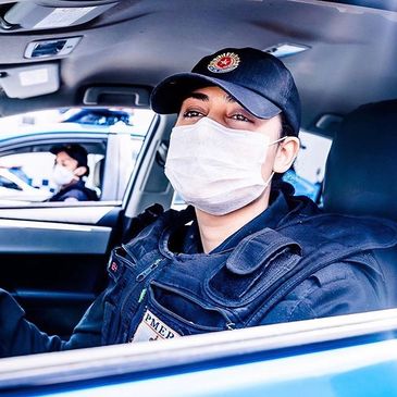 Policial Militar exibe máscara de proteção, item obrigatório no Rio de Janeiro