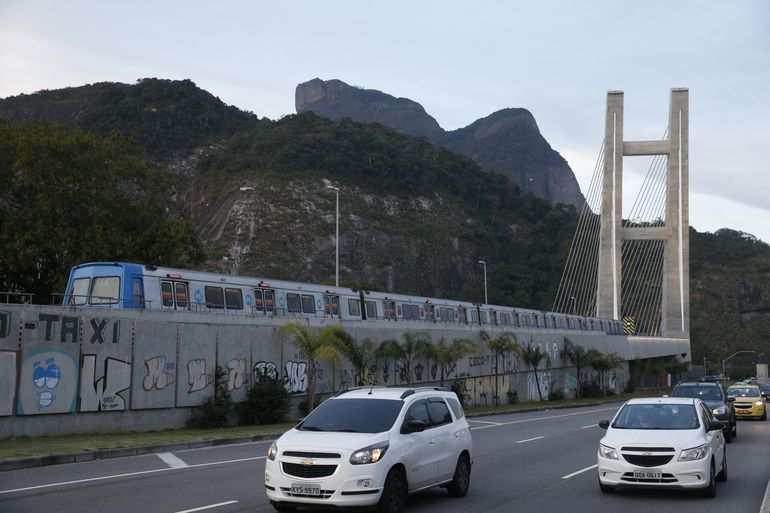 Linha 4 do Metrô, chegada à estação Jardim Oceânico, na Barra da Tijuca, no Rio de Janeiro.