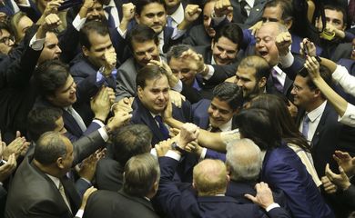 Com 334 votos, o deputado Rodrigo Maia (DEM-RJ) foi reeleito presidente da Câmara dos Deputados em primeiro turno. O resultado foi bastante comemorado no plenário e Maia se emocionou