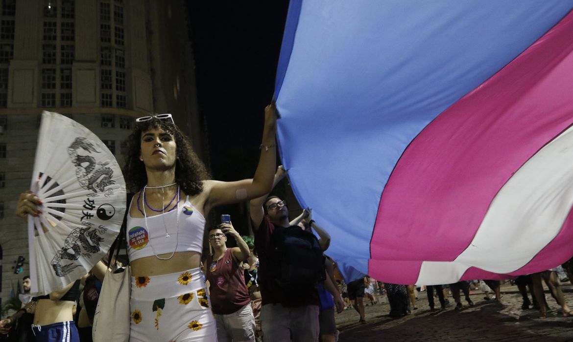 Rio de Janeiro (RJ) 17/11/2023 - Transexuais, travestis e apoiadores participam da segunda edição da Marcha Trans e Travesti, em mobilização por direitos, no centro da cidade. Foto: Fernando Frazão/Agência Brasil