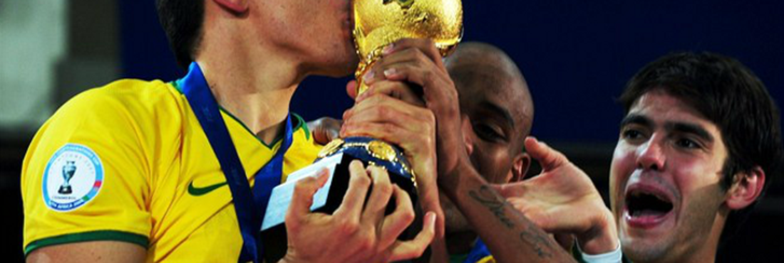 O brasileiro Lúcio levanta o troféu em 2009 enquanto é observado pelos companheiros