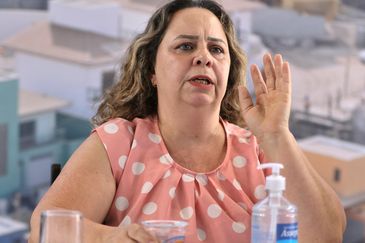 Sandra Dometirdes Quintão, moradora atingida pela tragédia de Mariana, protesta na cerimônia de assinatura do plano de ação pra a entrega do novo distrito de Bento Rodrigues, Mariana, Minas Gerais.