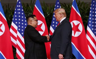 Presidente dos EUA, Donald Trump, aperta a mão do líder da Coreia do Norte, Kim Jong Un - REUTERS/Jonathan Ernst