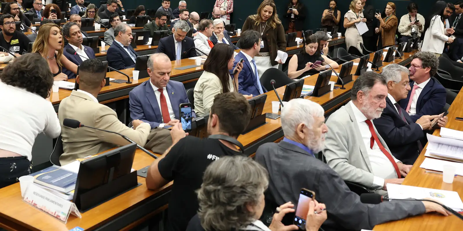 Pedido de vista adia votação da PEC do fim da 6×1 na CCJ da Câmara