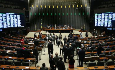 Brasília  - Plenário da Câmara analisa a MP que liberou recursos de R$ 2,9 bilhões para ajudar nas despesas com segurança pública nos Jogos Olímpicos e Paralímpicos Rio 2016 (Fabio Rodrigues Pozzebom/Agência Brasil)