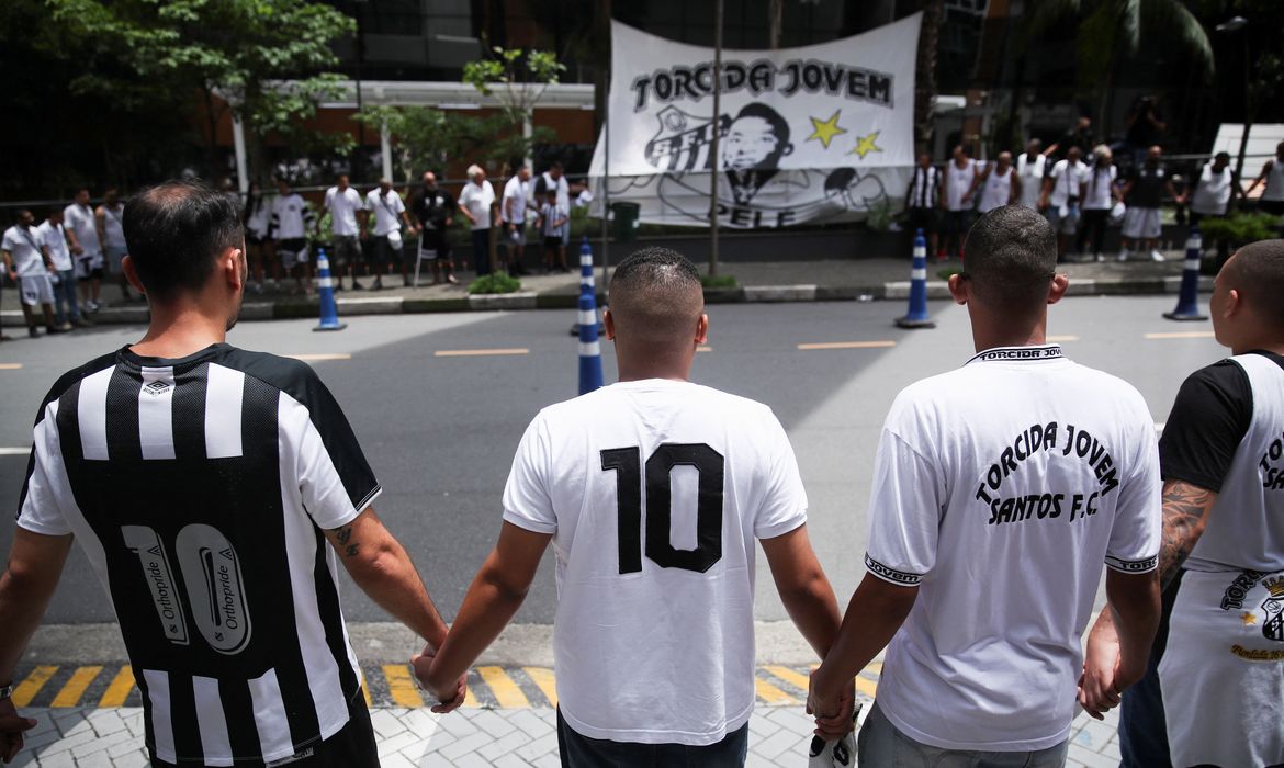 Torcida Jovem do Santos faz vigília em frente ao hospital em que Pelé está internado.