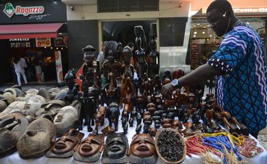O senegalês Ndiaga Sow vende objetos decorativos africanos em São Paulo