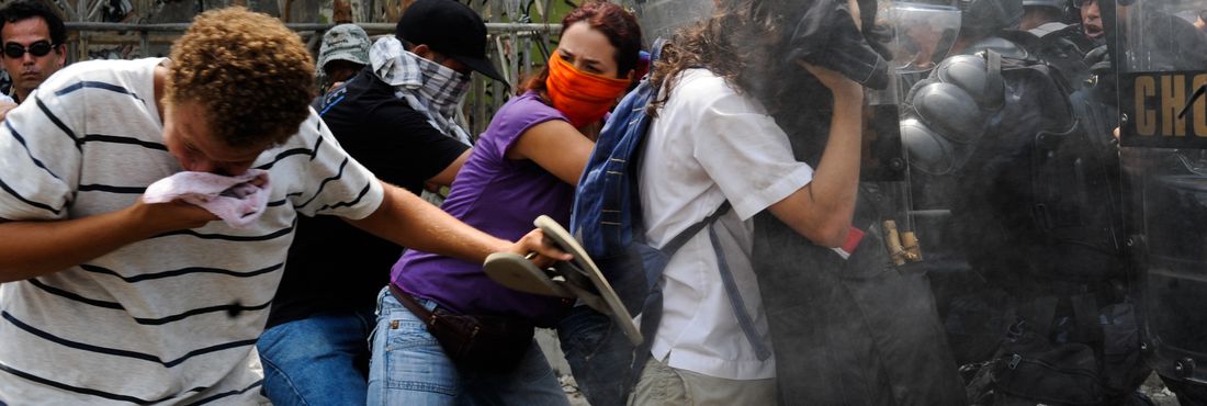 Rio de Janeiro - O Batalhão de Choque da Polícia Militar usou bombas de gás lacrimogêneo, spray de pimenta e balas de borracha para conter os manifestantes, que fizeram uma corrente humana no meio da pista e foram retirados à força