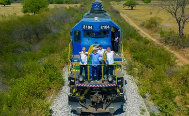 Ceará - 18.07.2025 - Presidente da República, Luiz Inácio Lula da Silva, durante o ato por ocasião da visita à Ferrovia Transnordestina, no bairro Quimami. Na foto (da esquerda para a direita): Governador do Estado do Ceará, Elmano de Freitas; Presidente da República, Luiz Inácio Lula da Silva; Ministro-Chefe da Casa Civil, Rui Costa e o Ministro da Educação, Camilo Santana. Missão Velha - CE.  Foto: Ricardo Stuckert / PR
