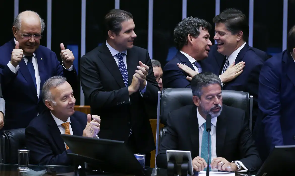 Brasília (DF) 15/12/2023 Sessão plenária virtual da Câmara dos Deputados para votar a proposta de reforma tributária (PEC 45/2019) (Deputados comemoram a votação da reforma tributária). Foto Lula Marques/ Agência Brasil