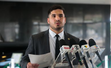 O deputado Estadual André Fernandes, fala à imprensa