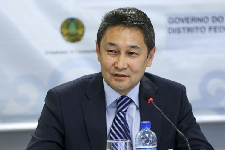 O embaixador do Cazaquistão, Kairat Sarzhanov, durante a mesa redonda 