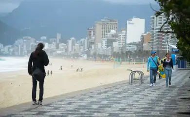 Rio de Janeiro - Frente fria chega ao Rio, e praia de Ipanema fica vazia na manhã de quarta-feira (Tomaz Silva/Agência Brasil)