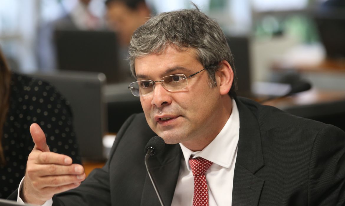 Brasília - O senador Lindbergh Farias questiona o representante da Justiça do Trabalho Luciano Carlos de Almeida na Comissão do Impeachment (Fabio Rodrigues Pozzebom/Agência Brasil)