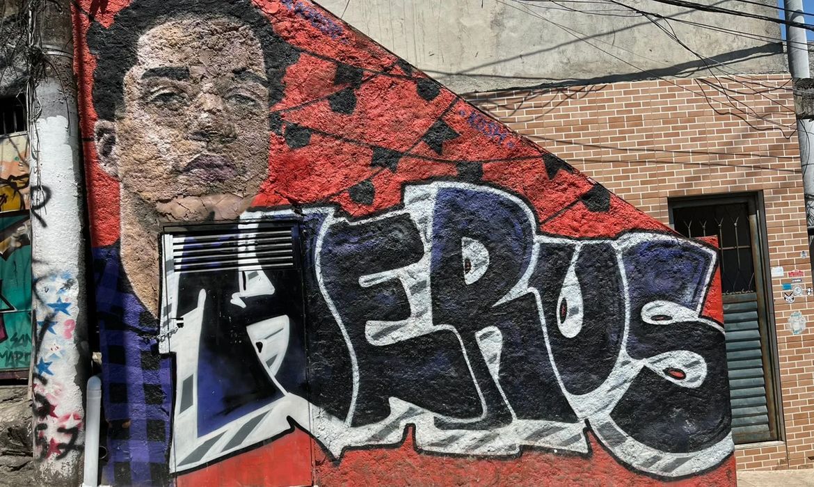 Moradores de Santo Amaro/Divulgação Rio de Janeiro (RJ), 13/10/2025 - Local do Memorial “Herus Vive”, criado no Morro de Santo Amaro para manter viva a história de Herus Guimarães Mendes, morador da comunidade que completaria 24 anos hoje, mas teve a vida brutalmente interrompida pela violência policia. Foto: Moradores de Santo Amaro/Divulgação