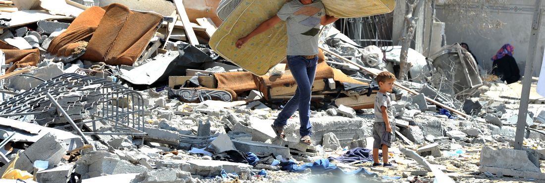 Palestinos tentam salvar objetos de casas destruídas por ataques israelenses no norte da Faixa de Gaza
