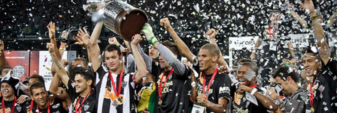 Atlético-MG recebe troféu da Libertadores