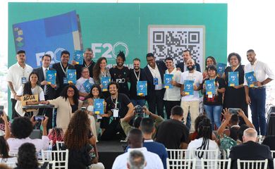 Rio de Janeiro (RJ), 04/11/2024 – Organizadores do Favela 20 entregam documento com recomendações políticas ao G20 às autoridades durante evento no Morro do Adeus, na zona norte da capital fluminense. Foto: Tomaz Silva/Agência Brasil