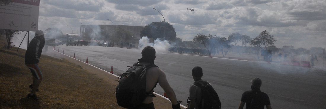 Polícia dispersa manifestação com bombas de efeito moral, gás lacrimogênio e balas de borracha, nas proximidades do estádio Mané Garrincha, em Brasília (DF).